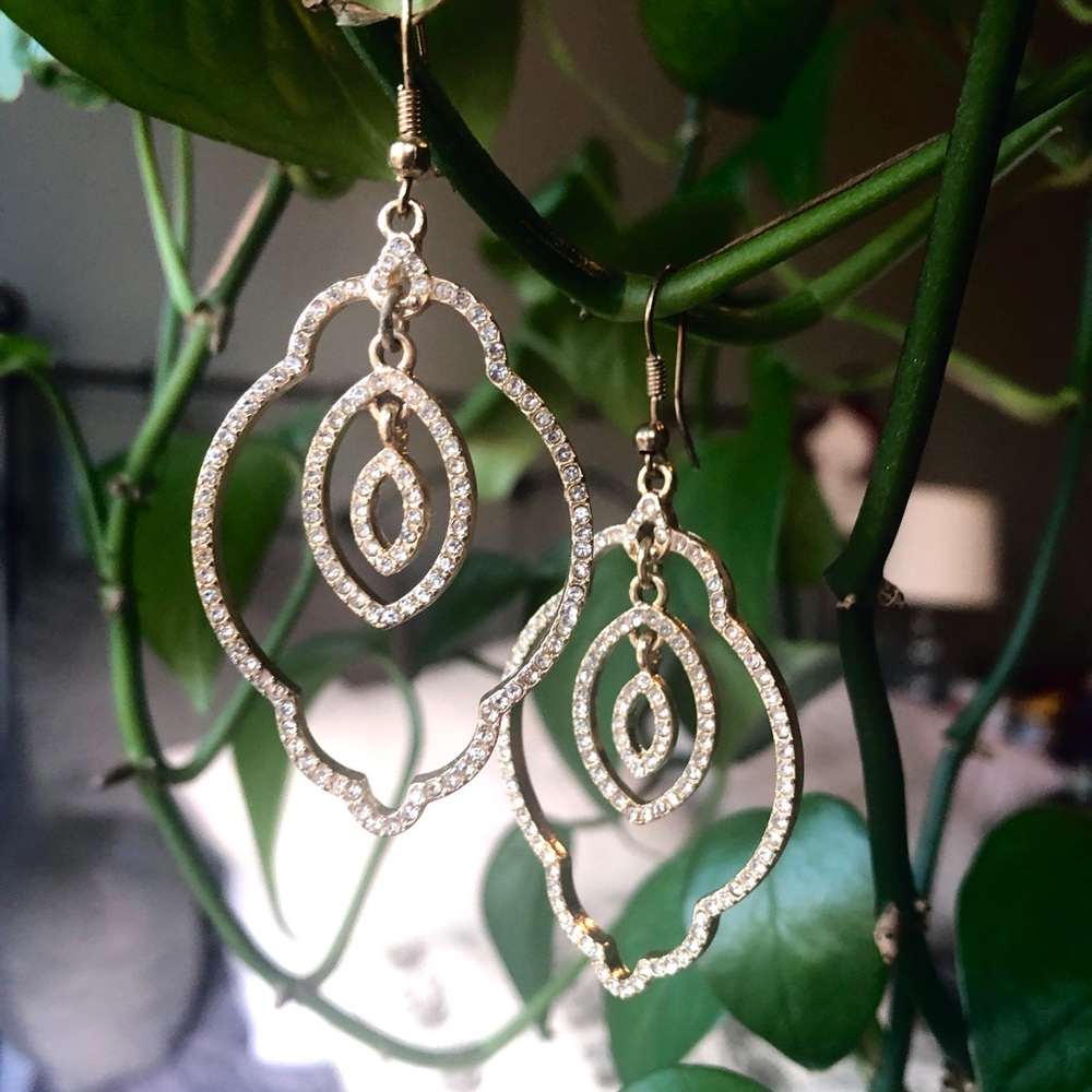 Gold dangling earring